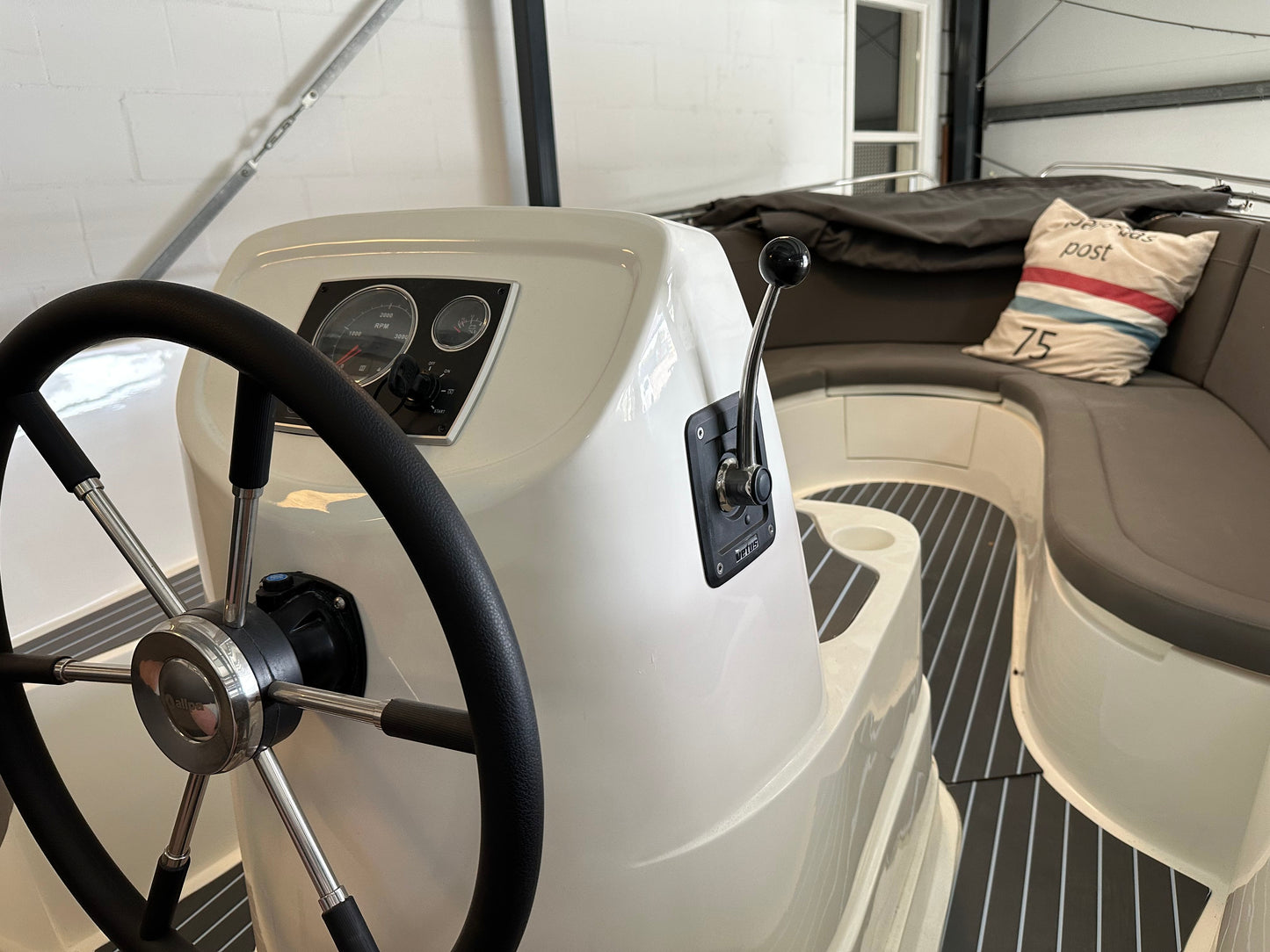 Aanbieding Royal Ruyter 670 Prestige tender inclusief VETUS 28 PK inboard diesel