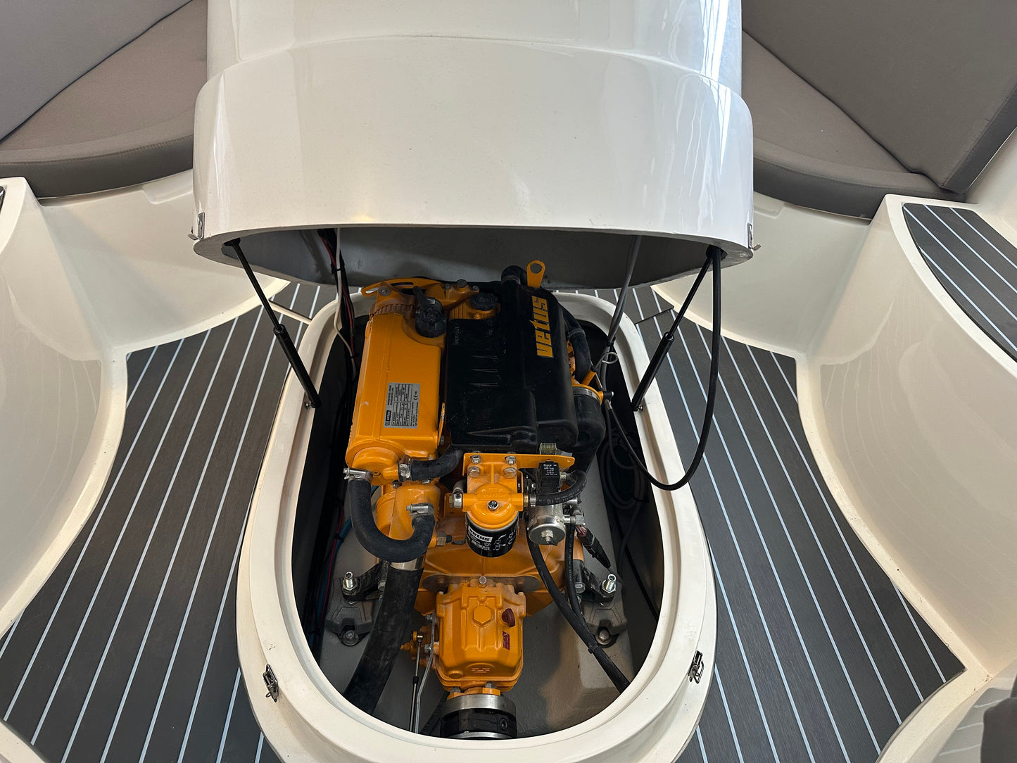 Aanbieding Royal Ruyter 670 Prestige tender inclusief VETUS 28 PK inboard diesel