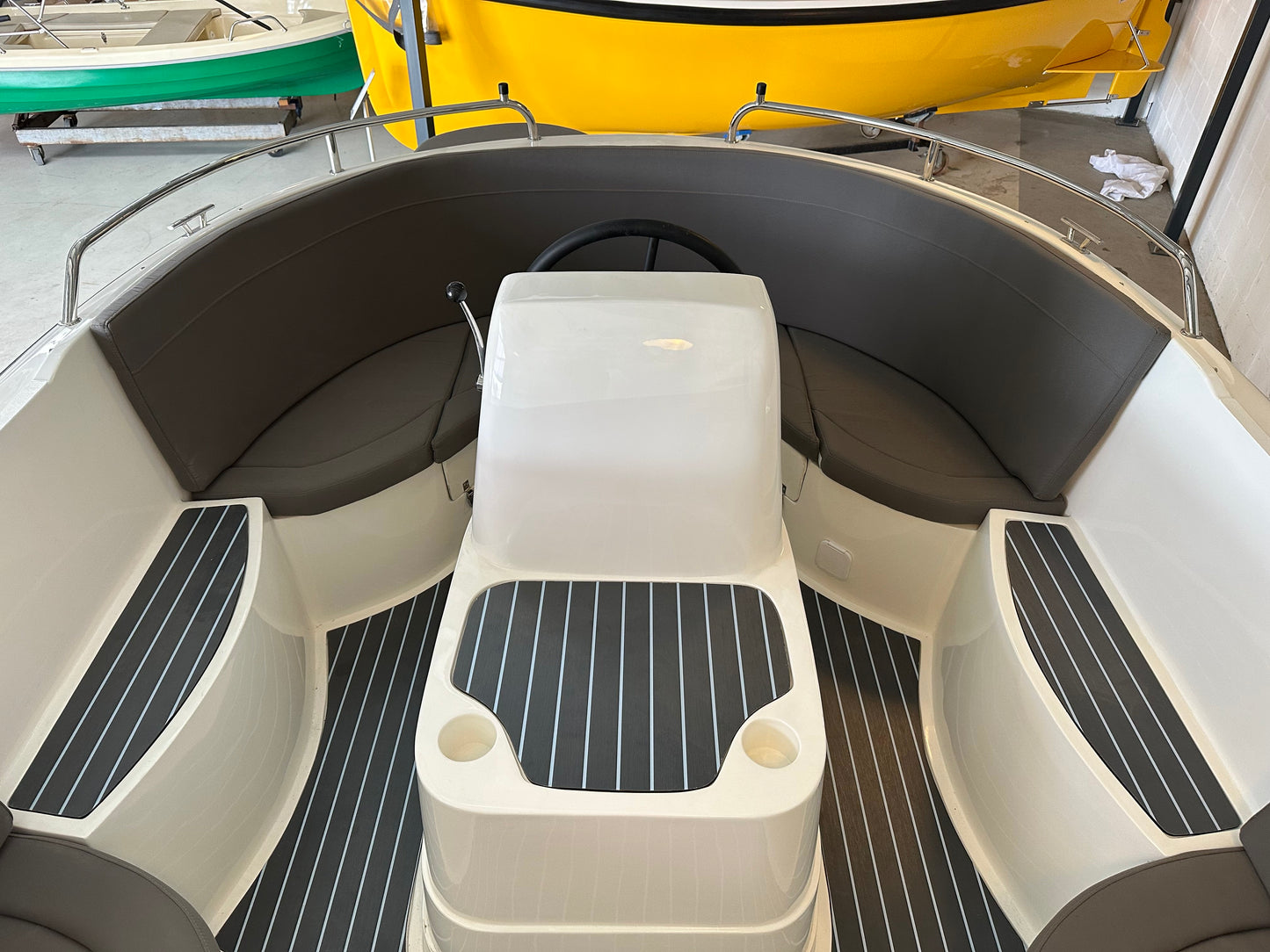 Aanbieding Royal Ruyter 670 Prestige tender inclusief VETUS 28 PK inboard diesel