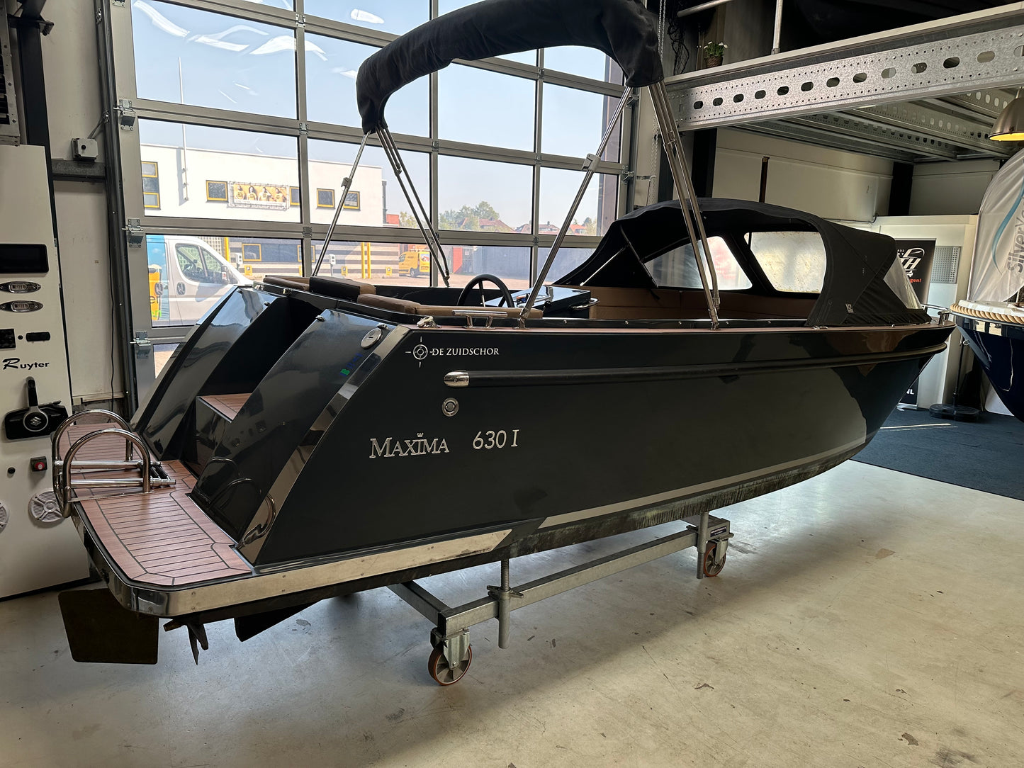 Maxima 630 met Vetus 4 cillinder