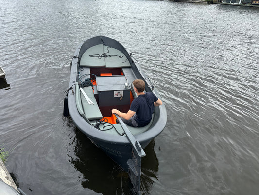Oud Alblas reddingssloep met 2 cilinder luchtgekoelde dieselmotor