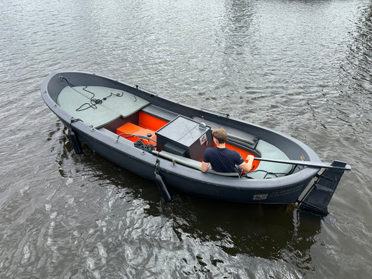 Oud Alblas reddingssloep met 2 cilinder luchtgekoelde dieselmotor